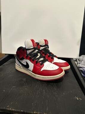 Nike Air Jordan 1 Mid GS 'Chicago' 2020 (554725-173) Size 6Y
